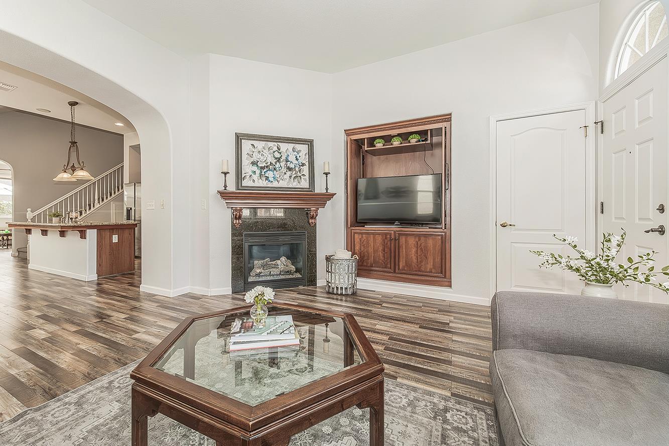 638 W Madrid Ln, Clovis, CA 93619