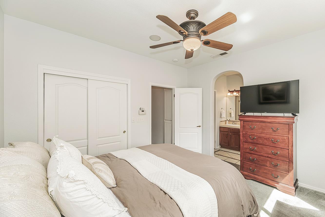 638 W Madrid Ln, Clovis, CA 93619