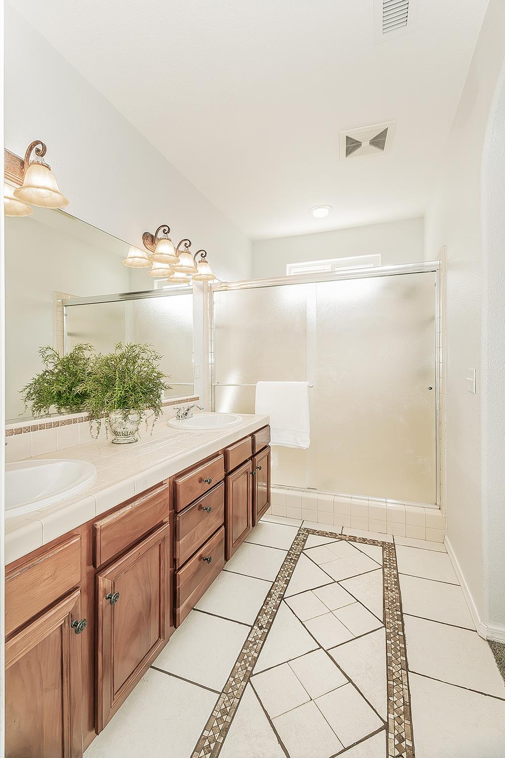 638 W Madrid Ln, Clovis, CA 93619