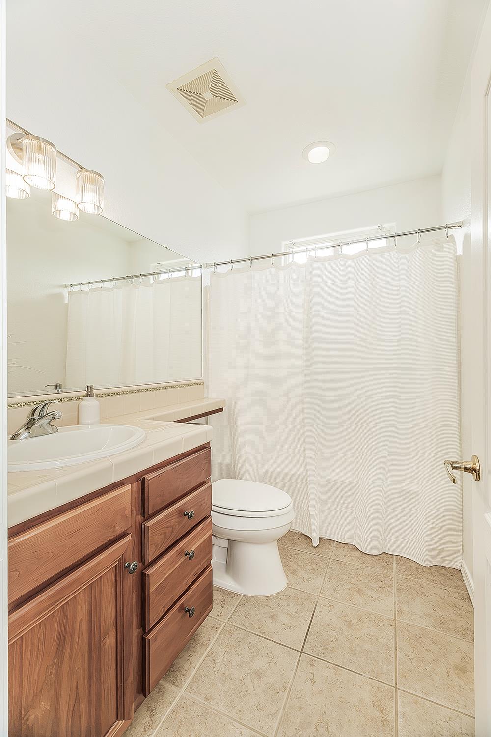 638 W Madrid Ln, Clovis, CA 93619