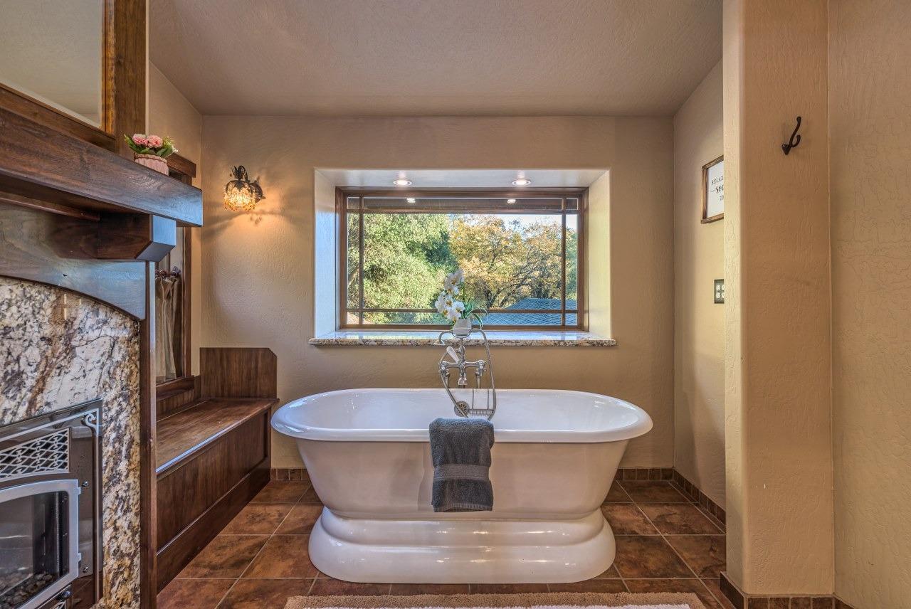 42203 Oak Ln, Oakhurst, CA 93644