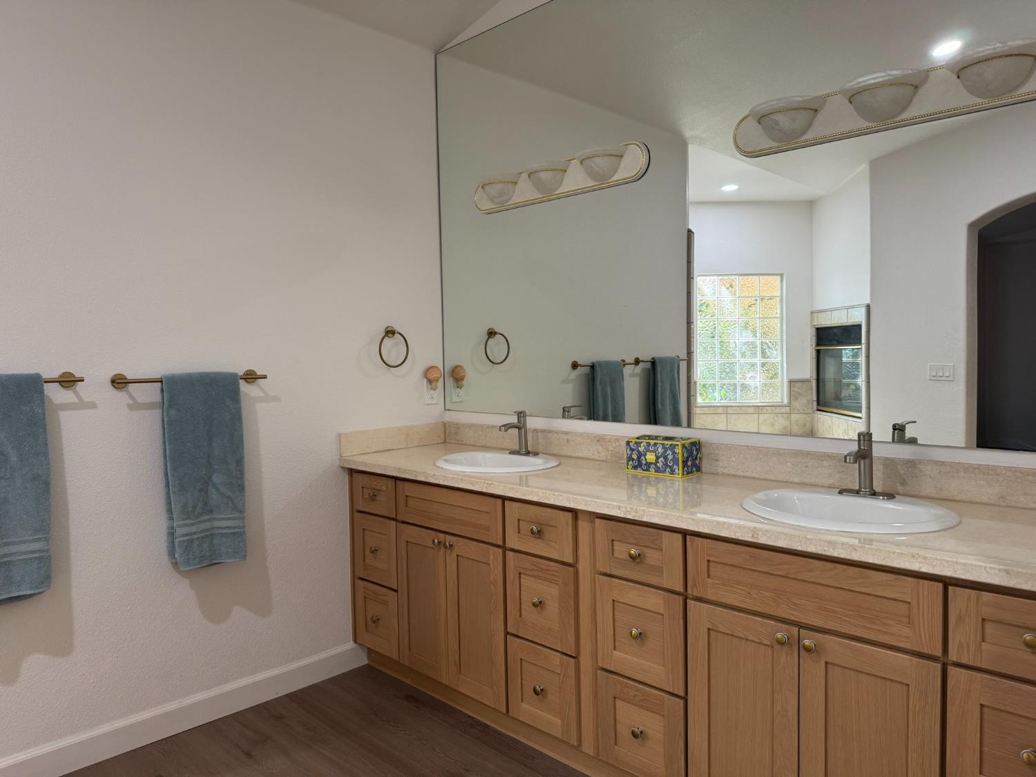 143 West, Madera, CA 93637
