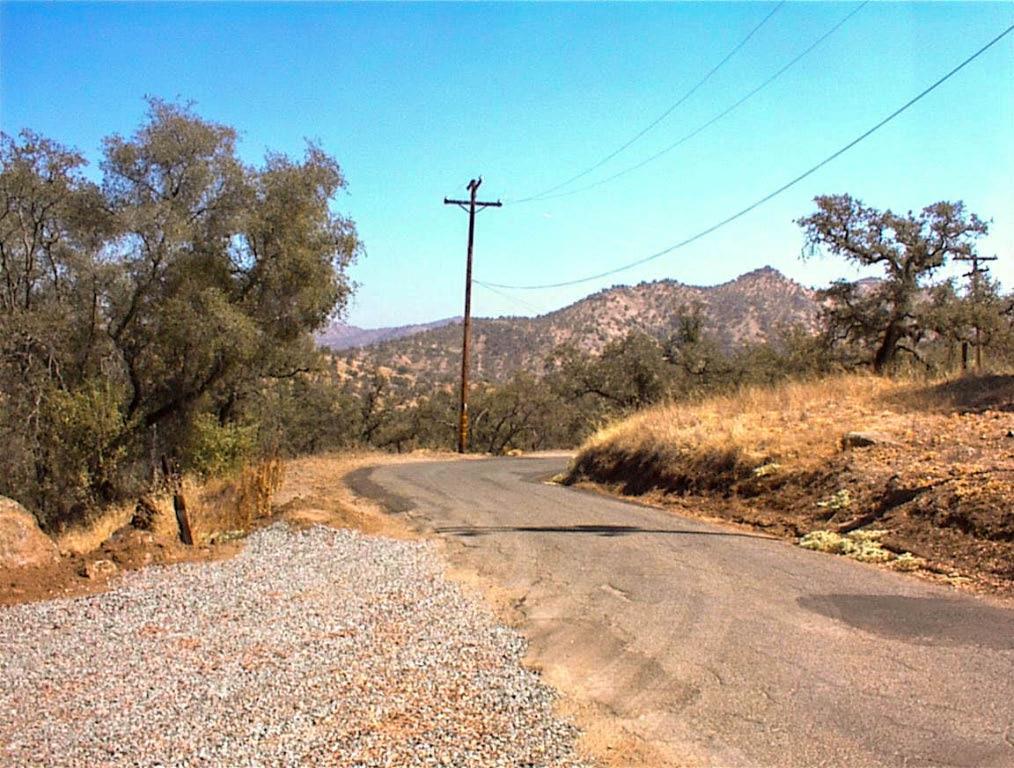 452 Ennis Rd, Yokuts Valley, CA 93675