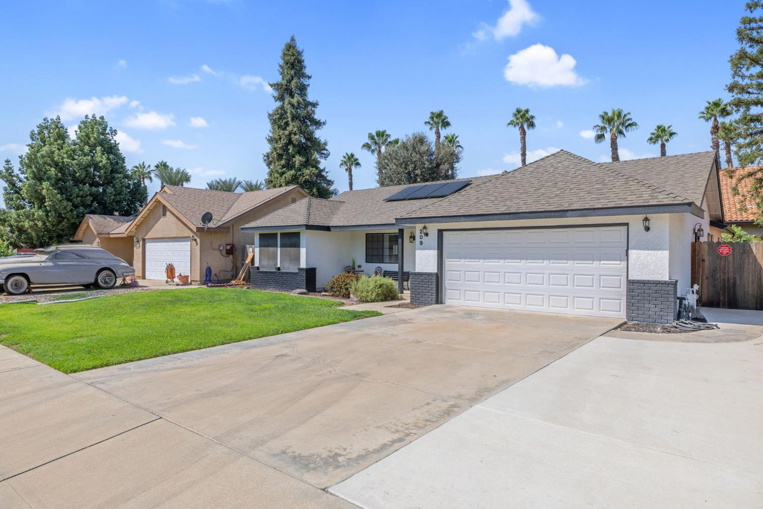 209 S Atwood Ct, Visalia, CA 93291