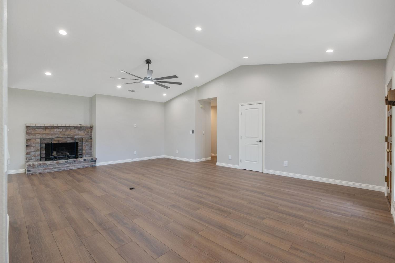 209 S Atwood Ct, Visalia, CA 93291