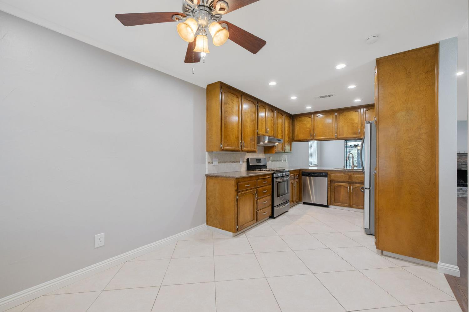 209 S Atwood Ct, Visalia, CA 93291