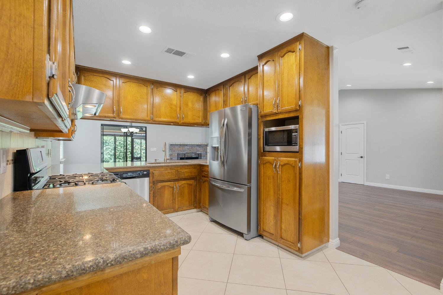 209 S Atwood Ct, Visalia, CA 93291