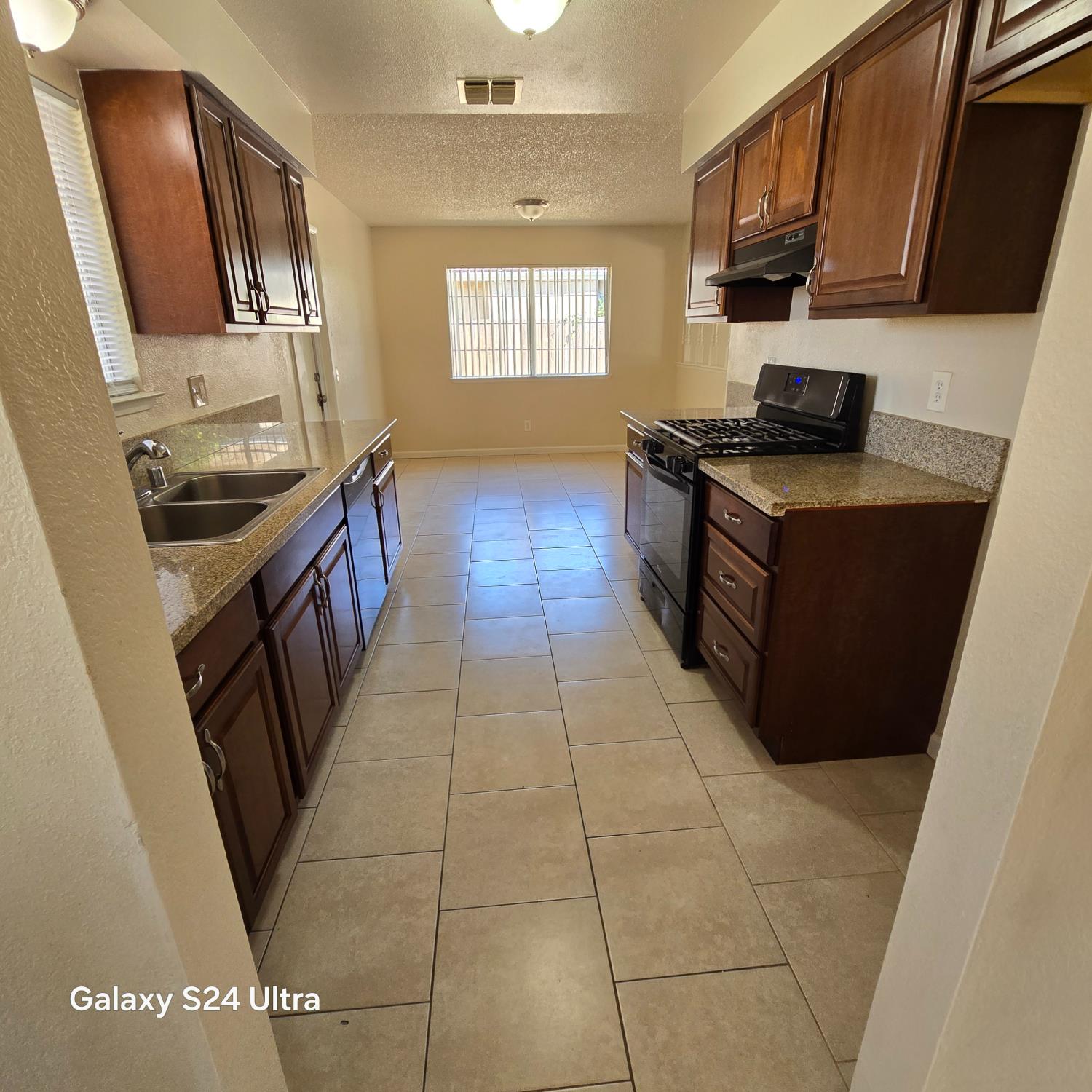500 E Clark St, Madera, CA 93638