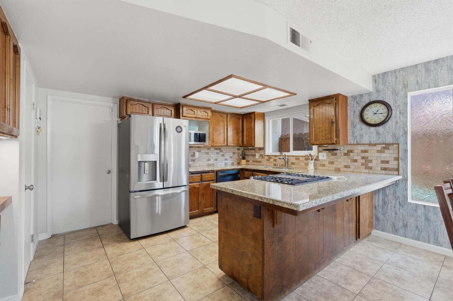 1143 E Ferguson Ave, Visalia, CA 93292