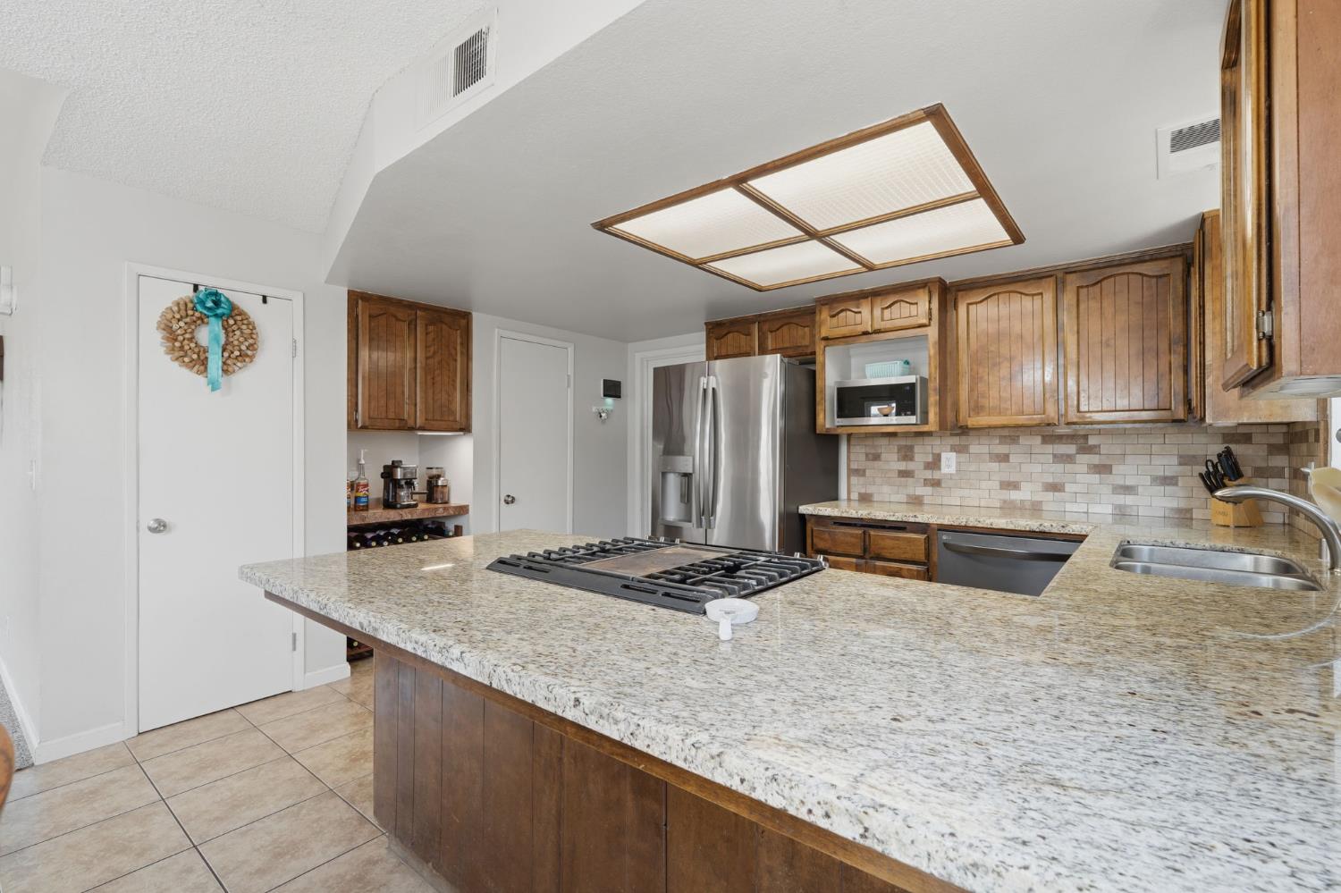 1143 E Ferguson Ave, Visalia, CA 93292