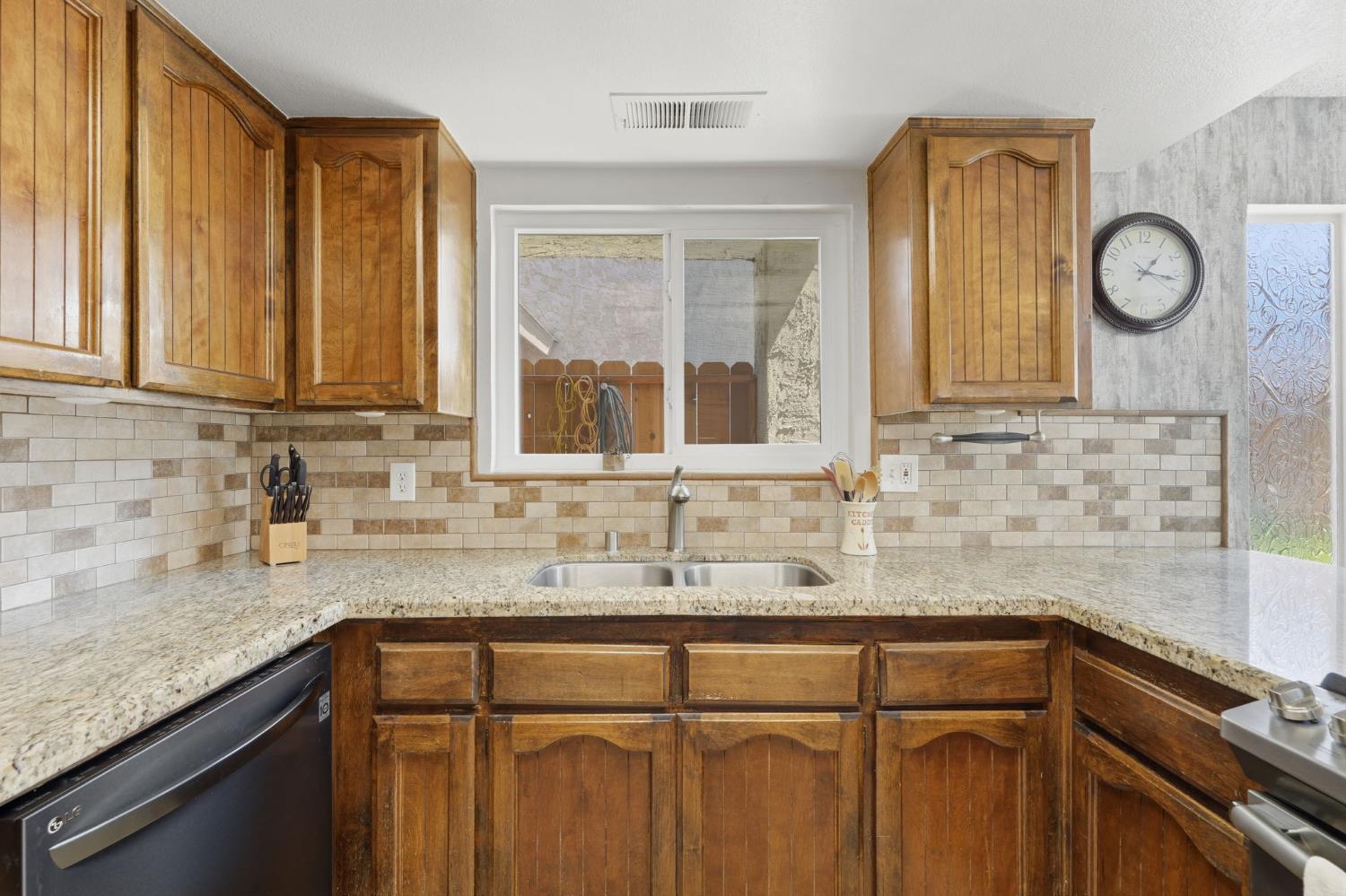 1143 E Ferguson Ave, Visalia, CA 93292