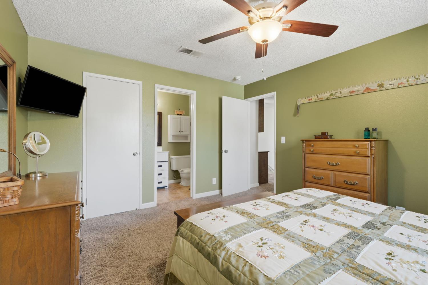 1143 E Ferguson Ave, Visalia, CA 93292