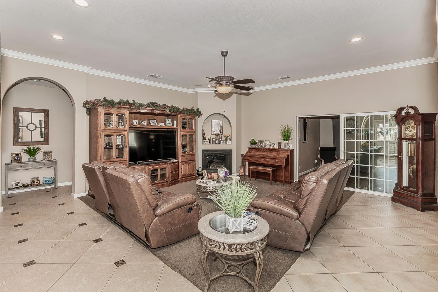 7197 Perlman Dr, Sanger, CA 93657