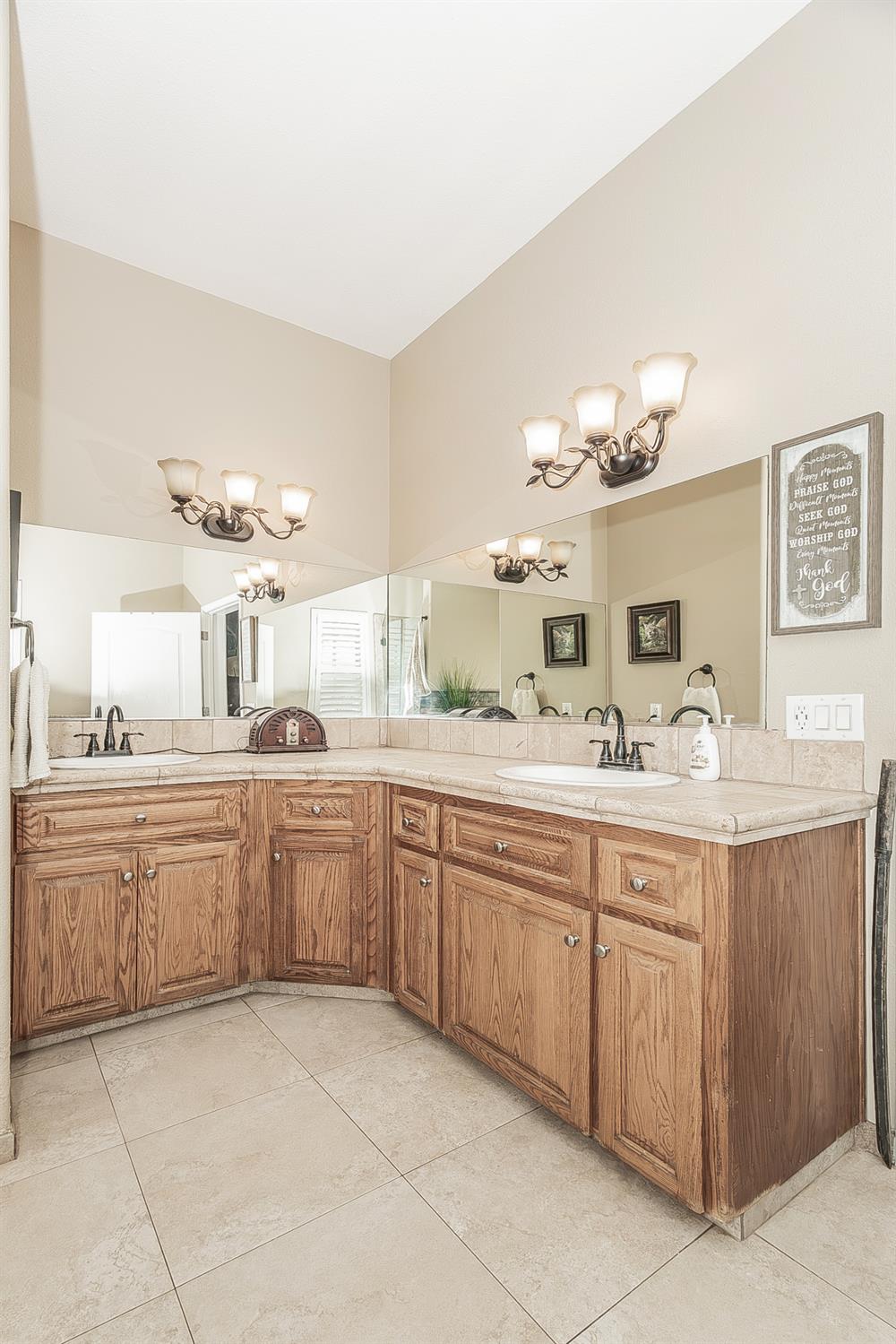 7197 Perlman Dr, Sanger, CA 93657