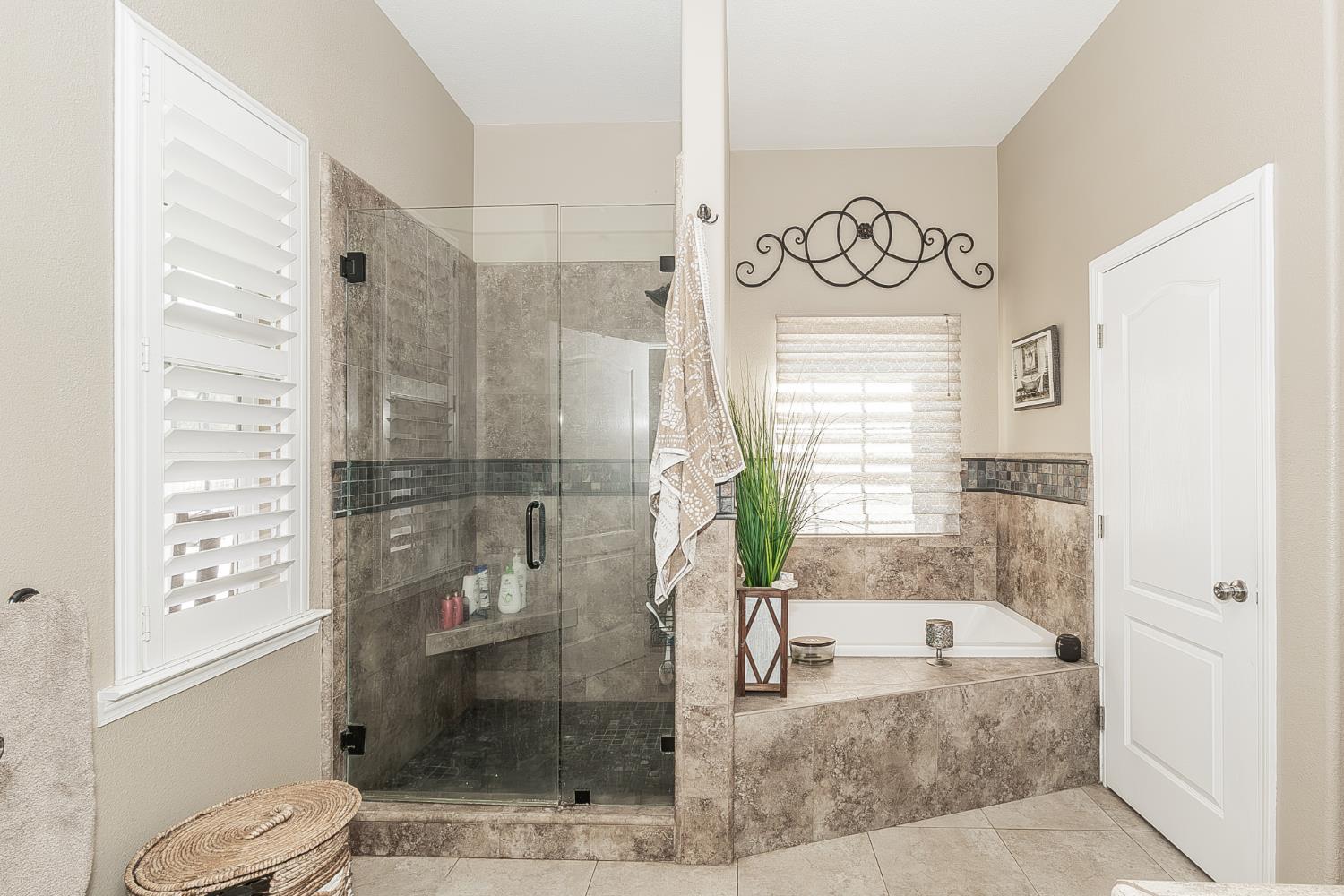 7197 Perlman Dr, Sanger, CA 93657