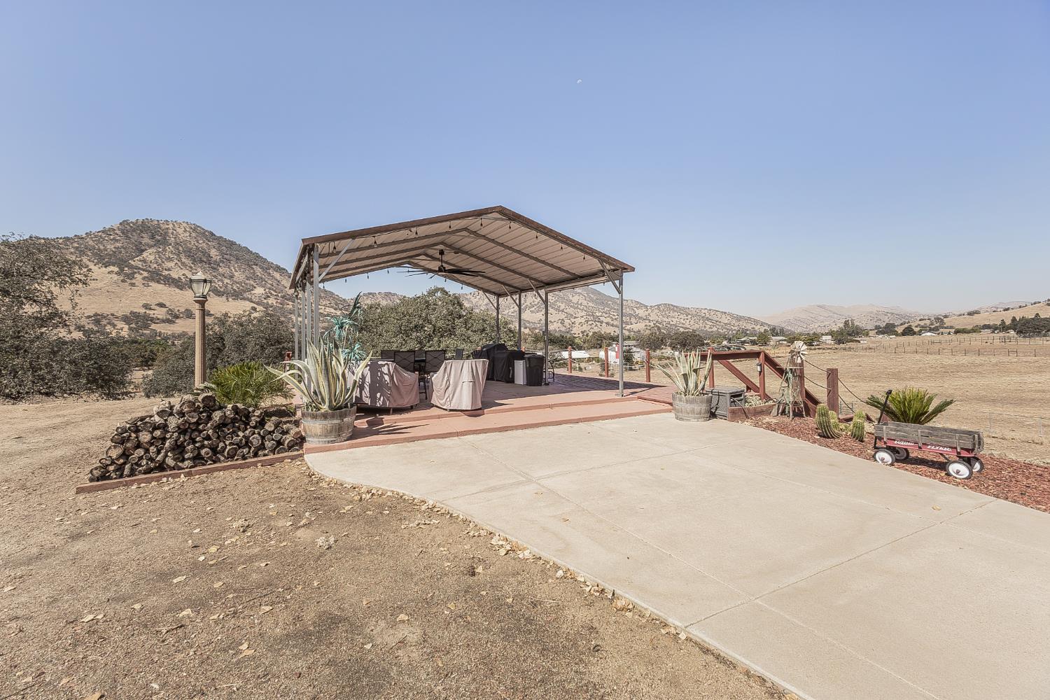 7197 Perlman Dr, Sanger, CA 93657