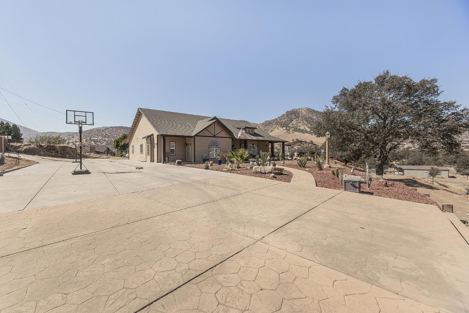 7197 Perlman Dr, Sanger, CA 93657
