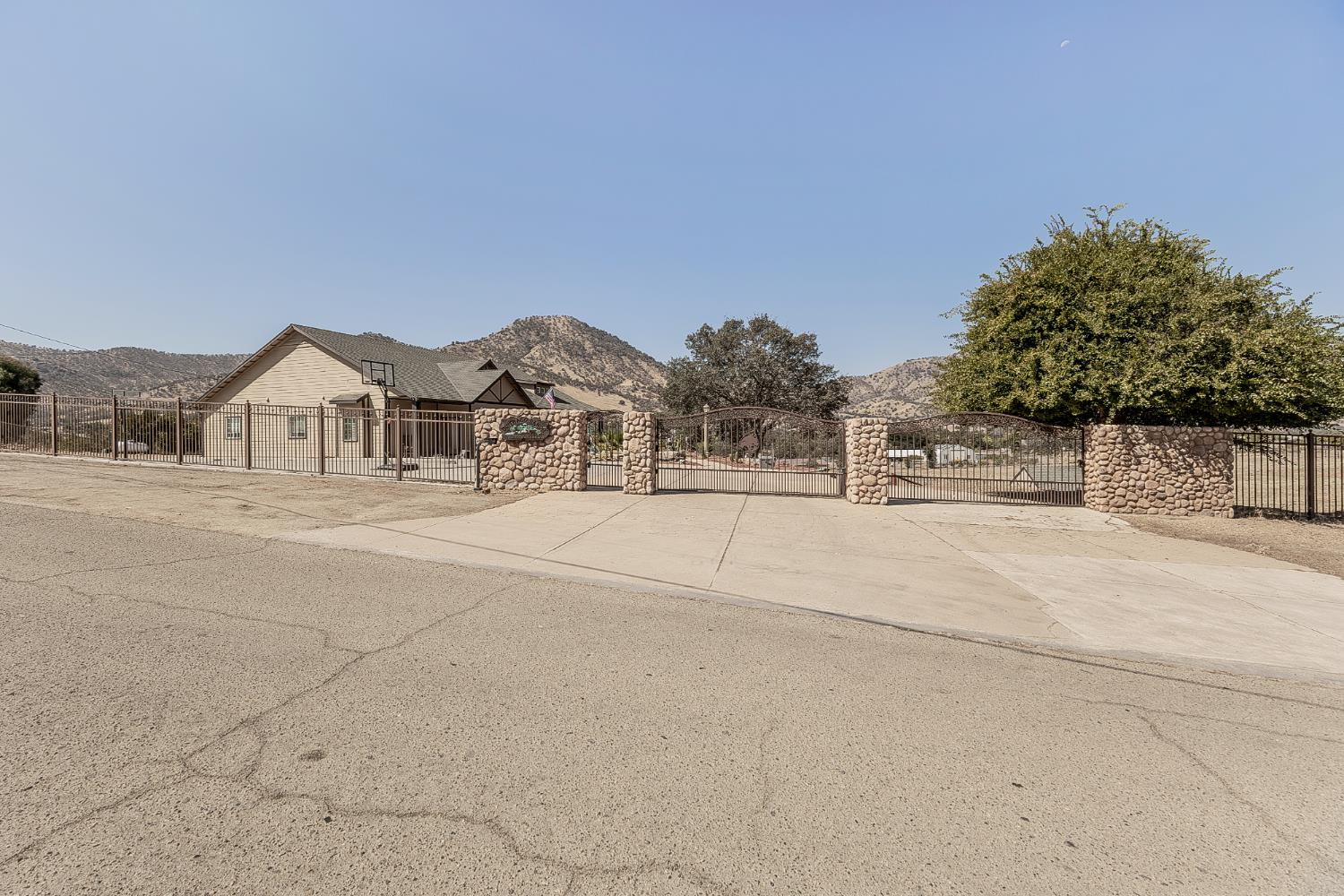 7197 Perlman Dr, Sanger, CA 93657