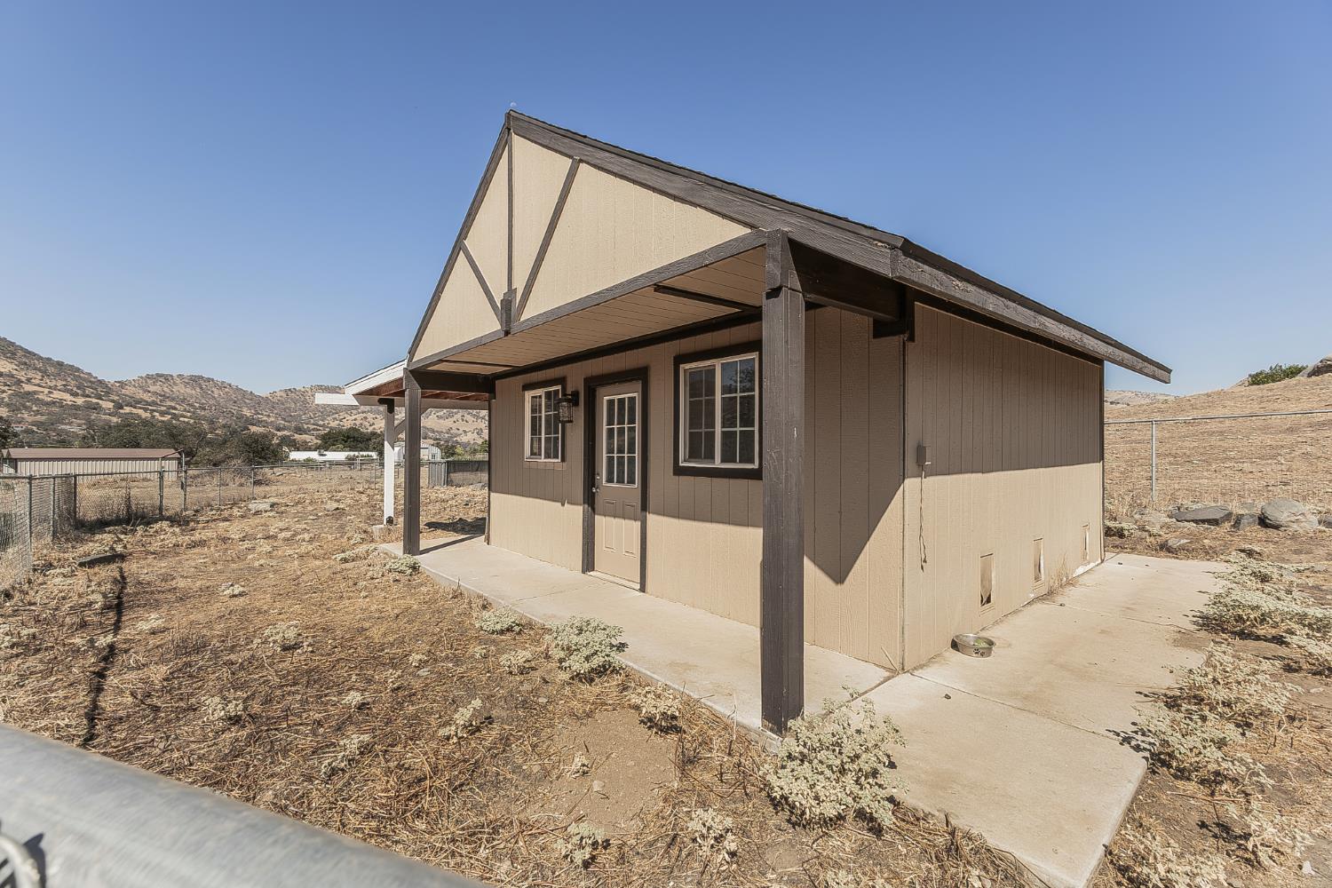 7197 Perlman Dr, Sanger, CA 93657
