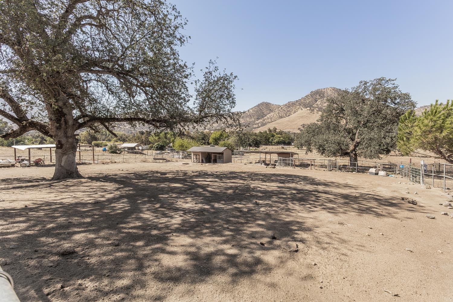 7197 Perlman Dr, Sanger, CA 93657
