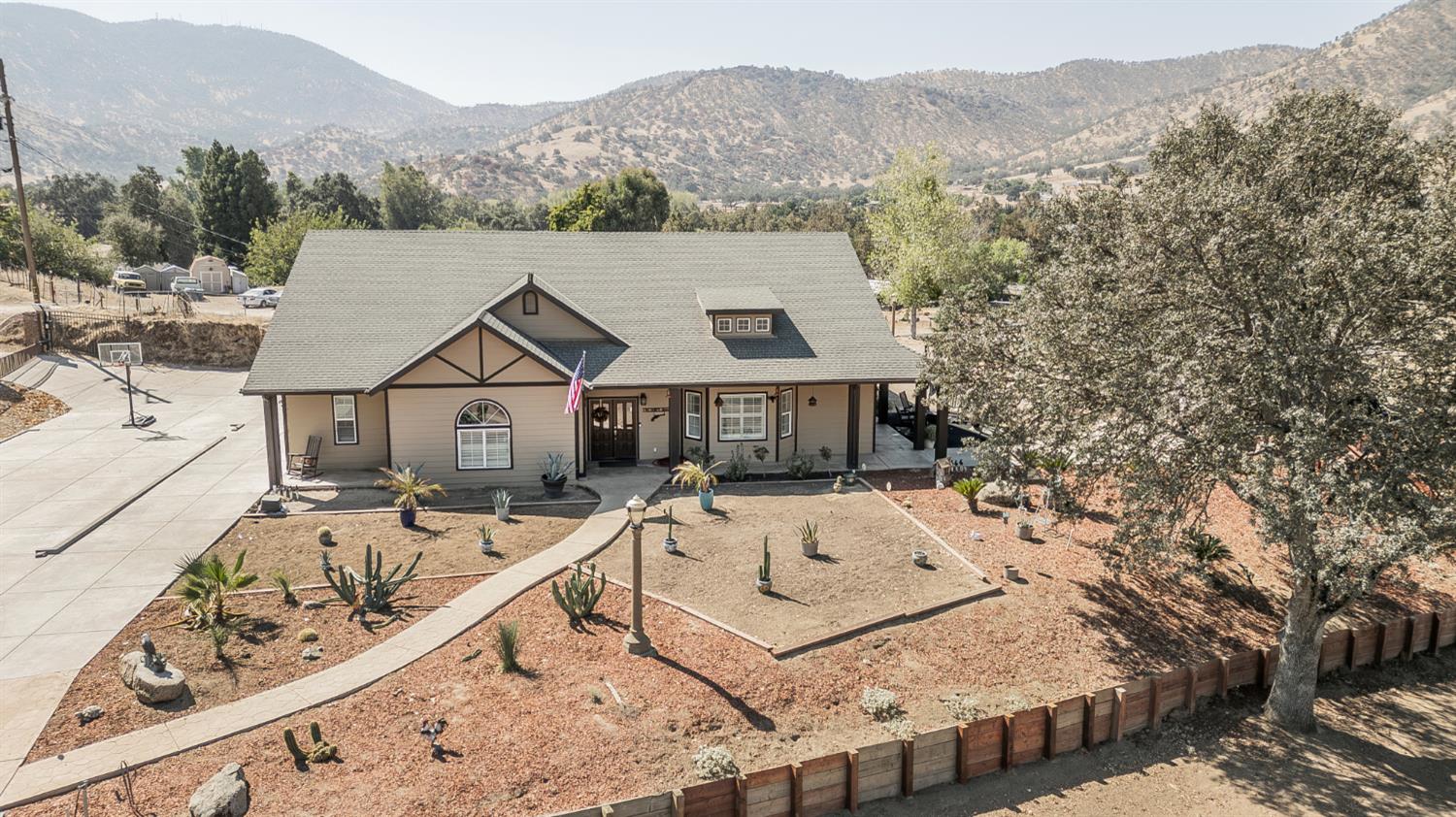 7197 Perlman Dr, Sanger, CA 93657