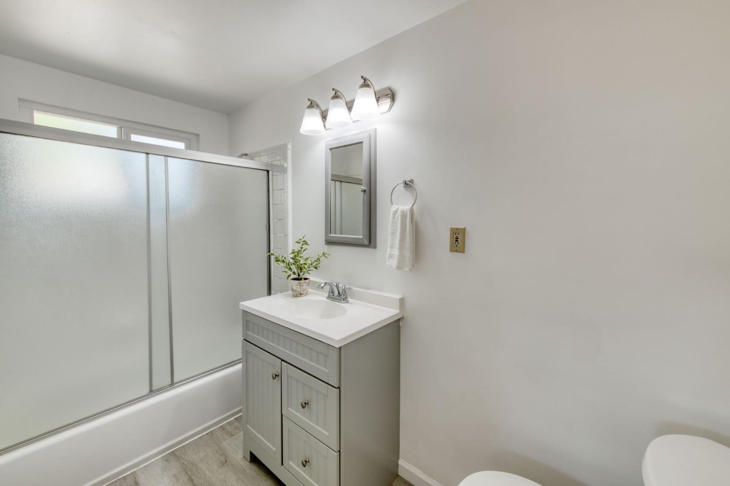 53 N Dewitt Ave, Clovis, CA 93612