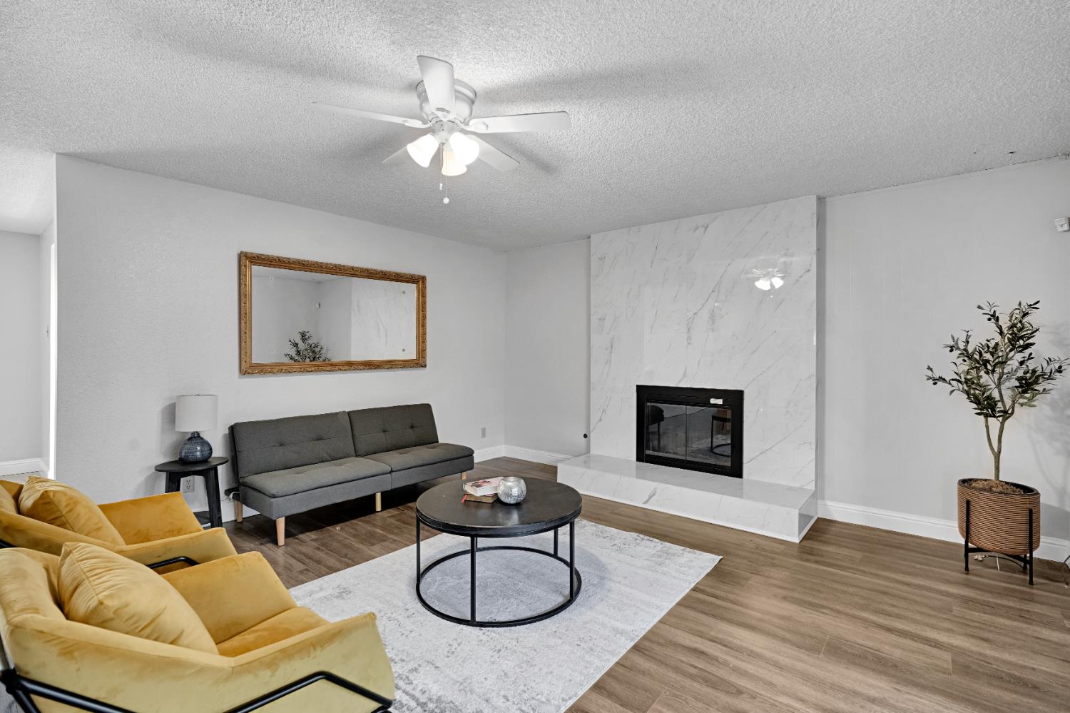 2265 E Herndon Ave, Fresno, CA 93720