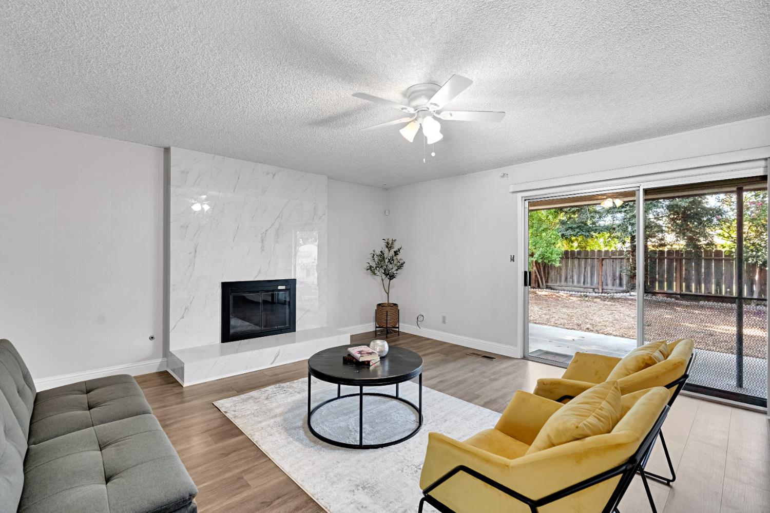 2265 E Herndon Ave, Fresno, CA 93720