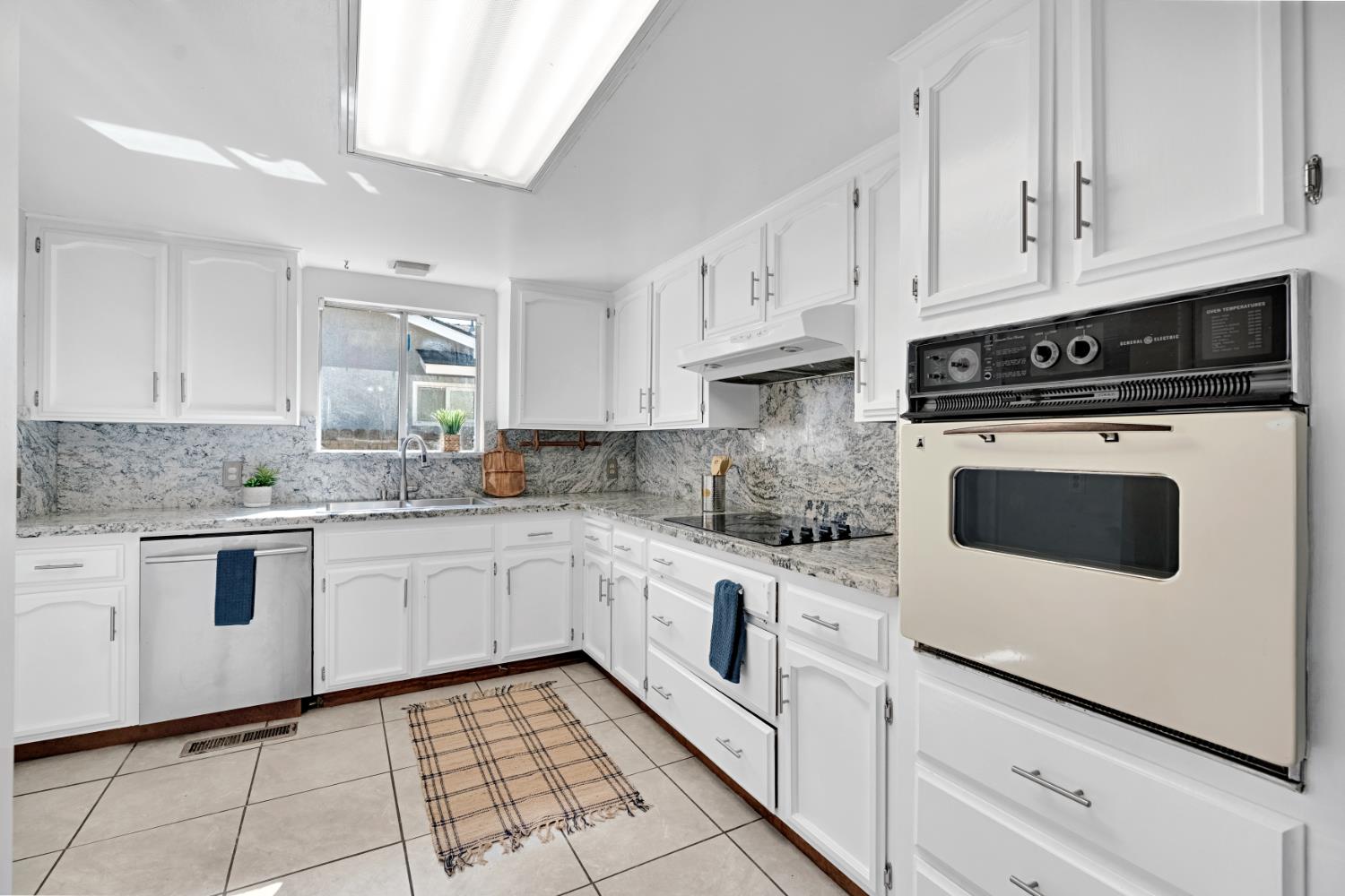 2265 E Herndon Ave, Fresno, CA 93720