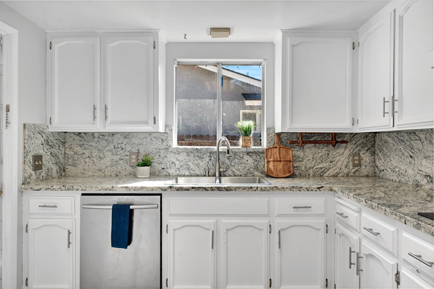 2265 E Herndon Ave, Fresno, CA 93720