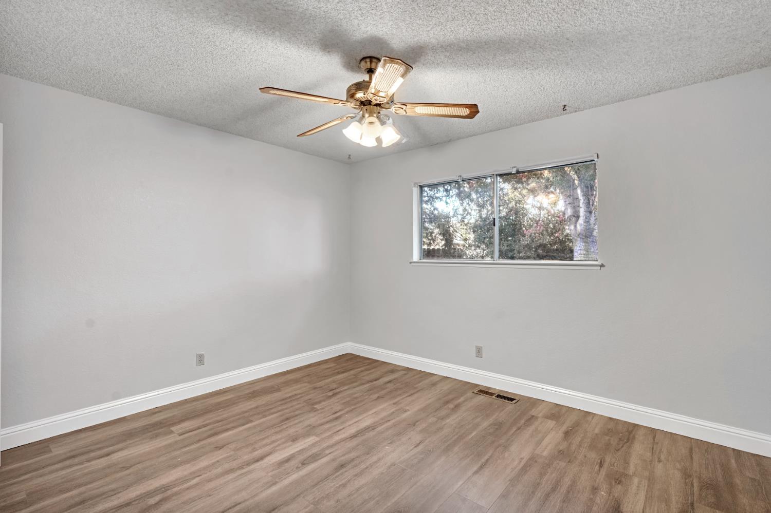 2265 E Herndon Ave, Fresno, CA 93720