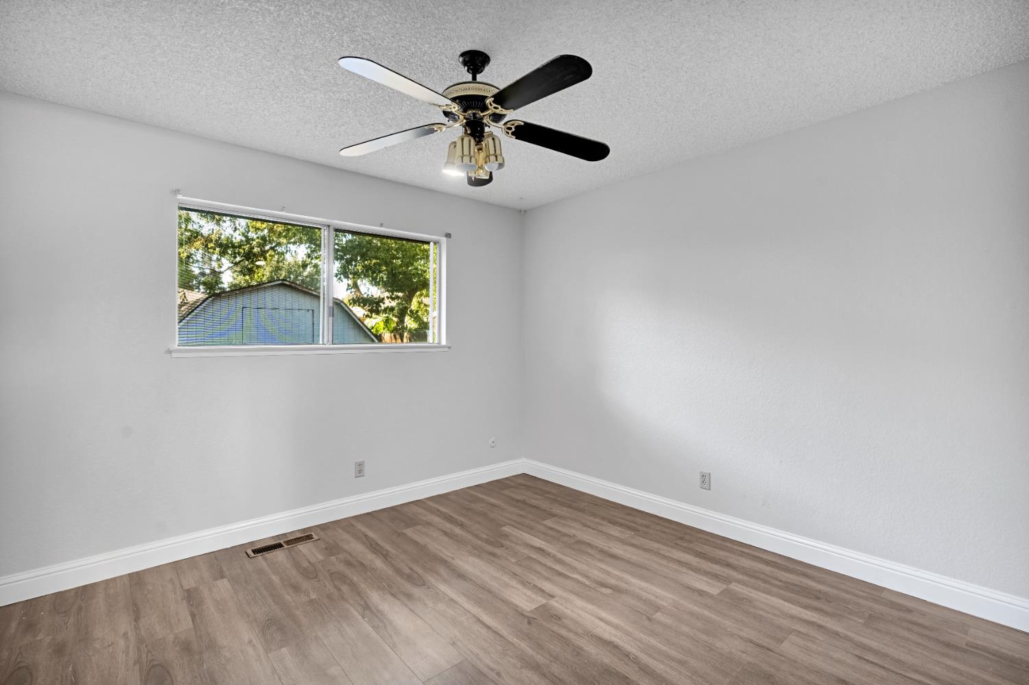 2265 E Herndon Ave, Fresno, CA 93720