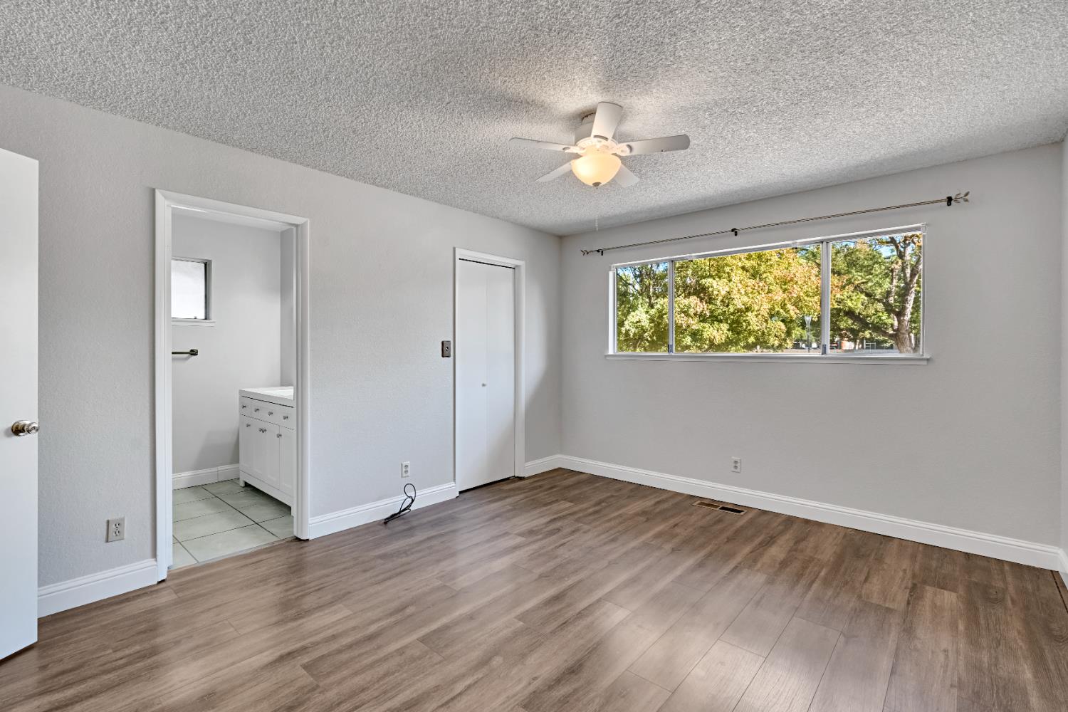 2265 E Herndon Ave, Fresno, CA 93720