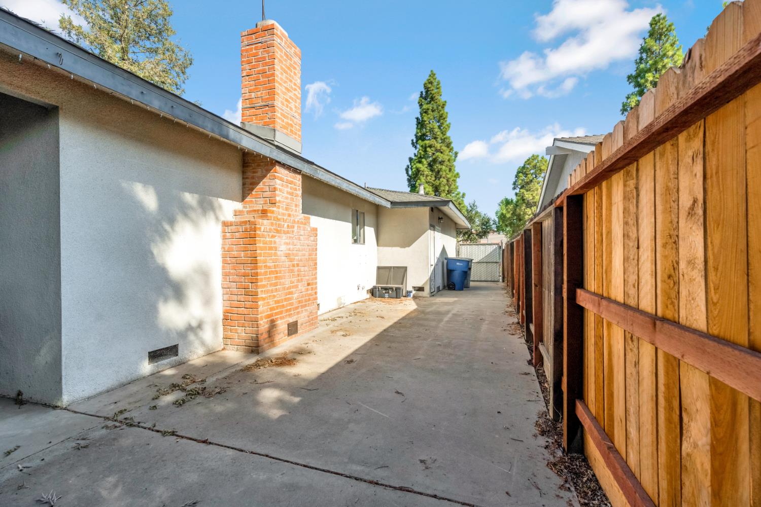 2265 E Herndon Ave, Fresno, CA 93720