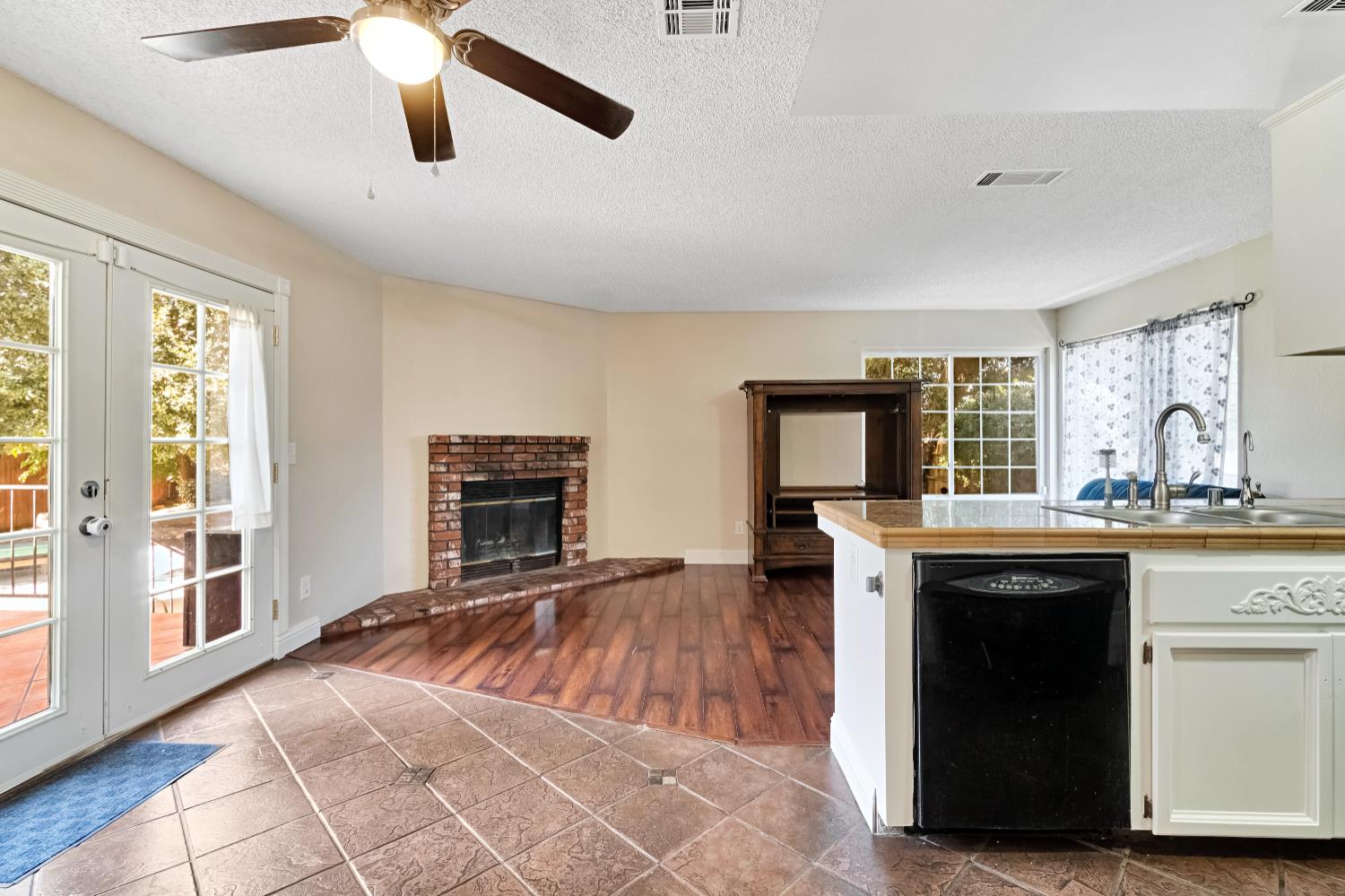 6060 E Illinois Ave, Fresno, CA 93727