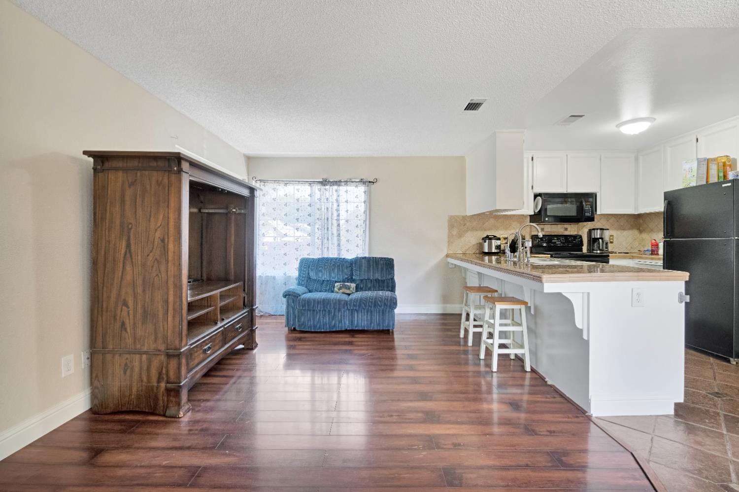 6060 E Illinois Ave, Fresno, CA 93727