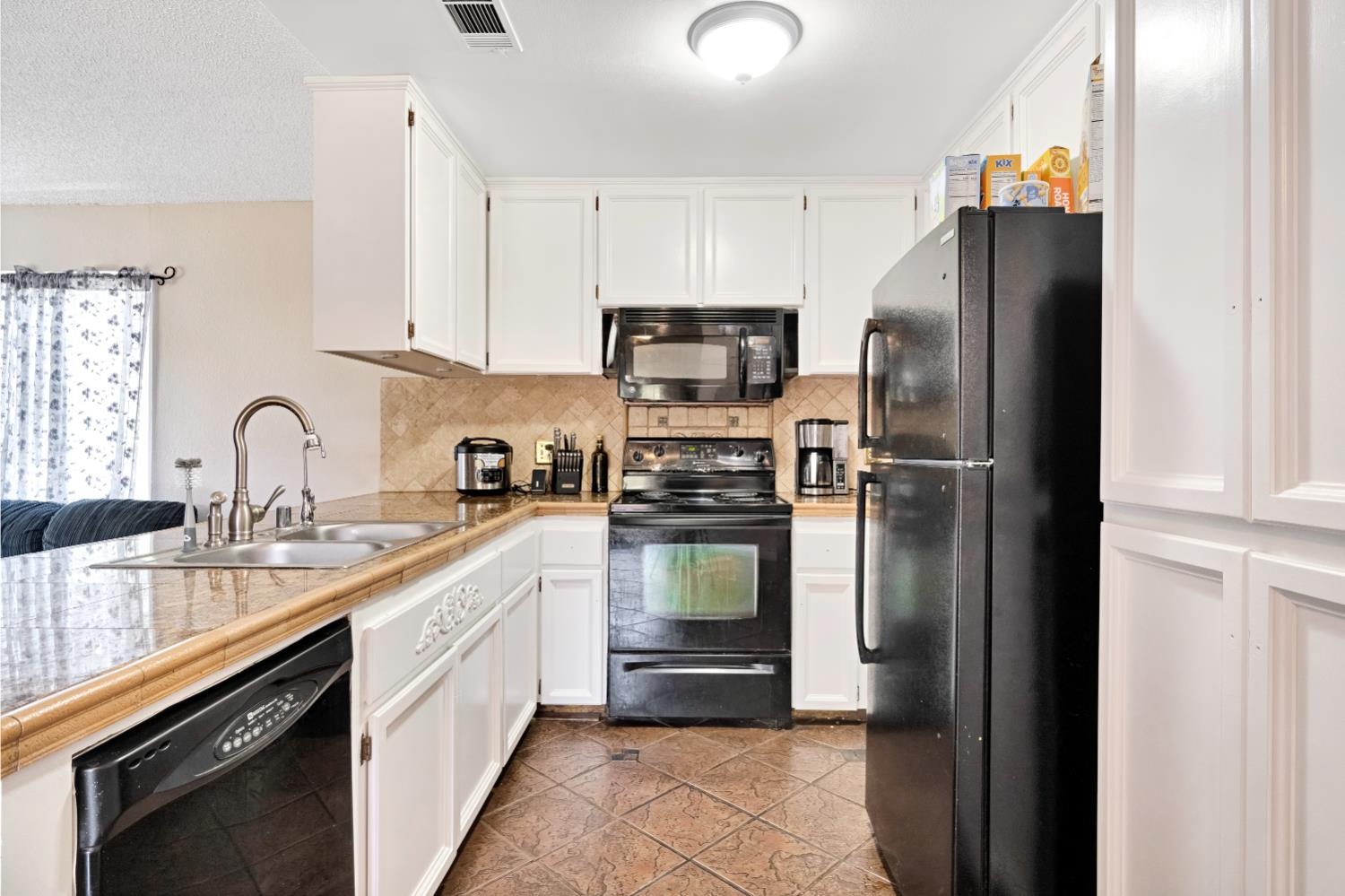 6060 E Illinois Ave, Fresno, CA 93727