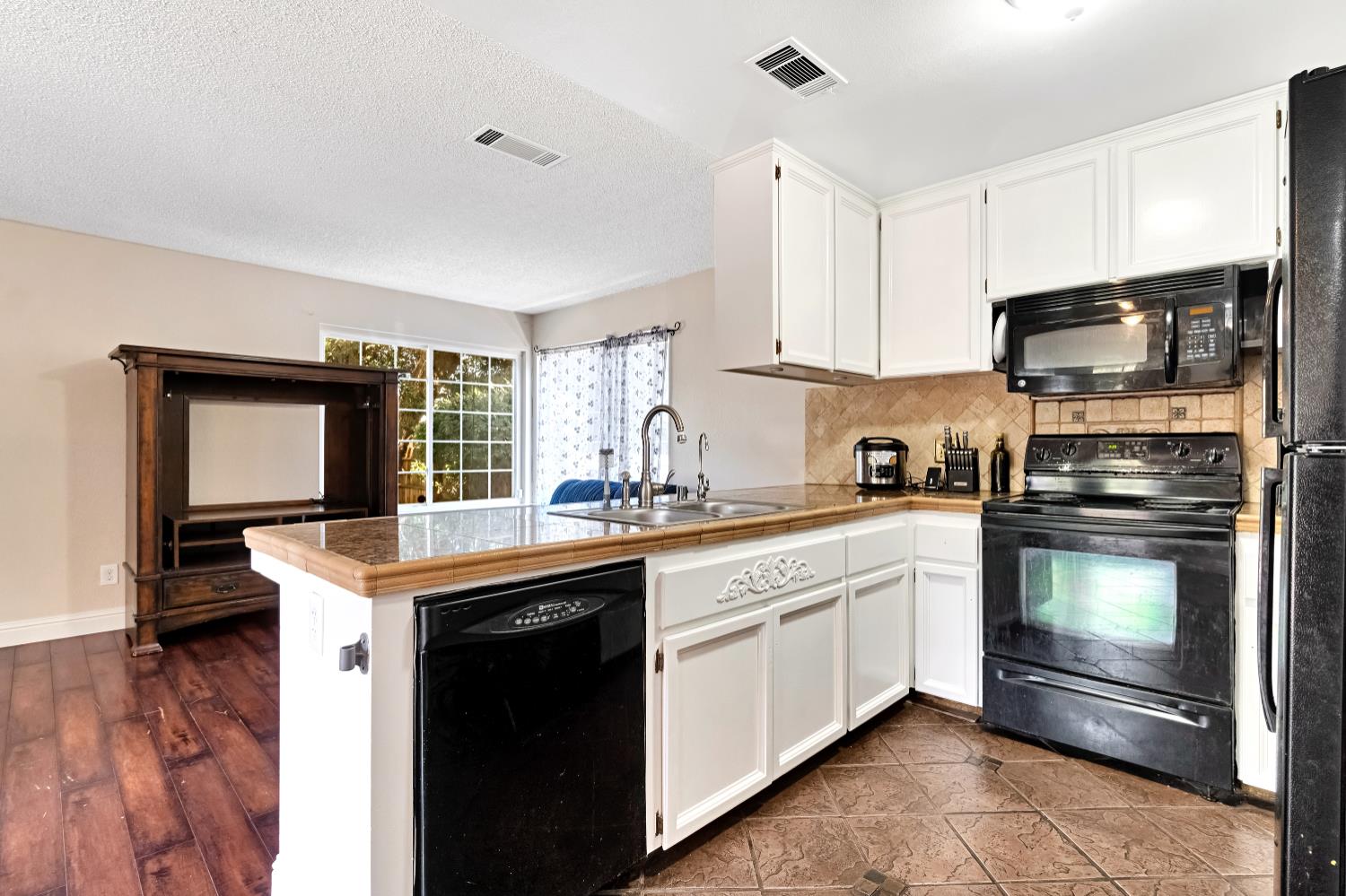 6060 E Illinois Ave, Fresno, CA 93727