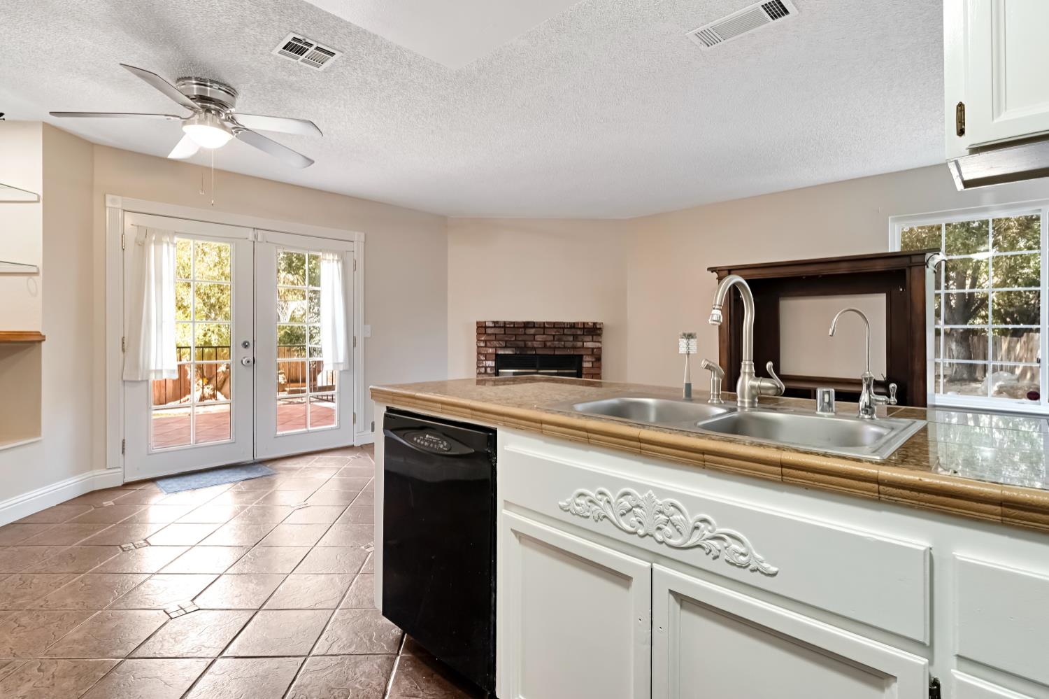 6060 E Illinois Ave, Fresno, CA 93727