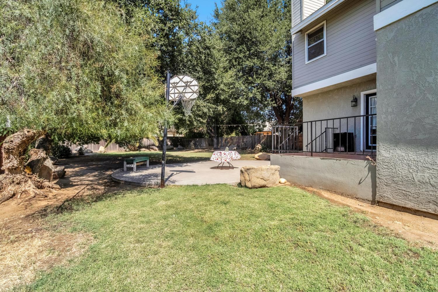 6060 E Illinois Ave, Fresno, CA 93727