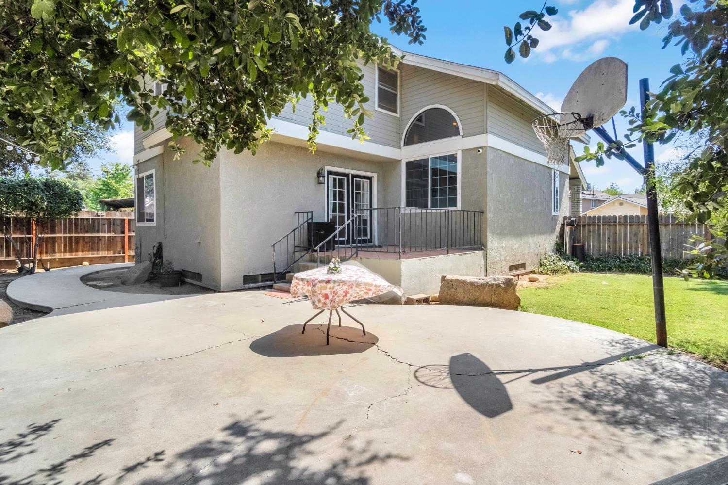 6060 E Illinois Ave, Fresno, CA 93727
