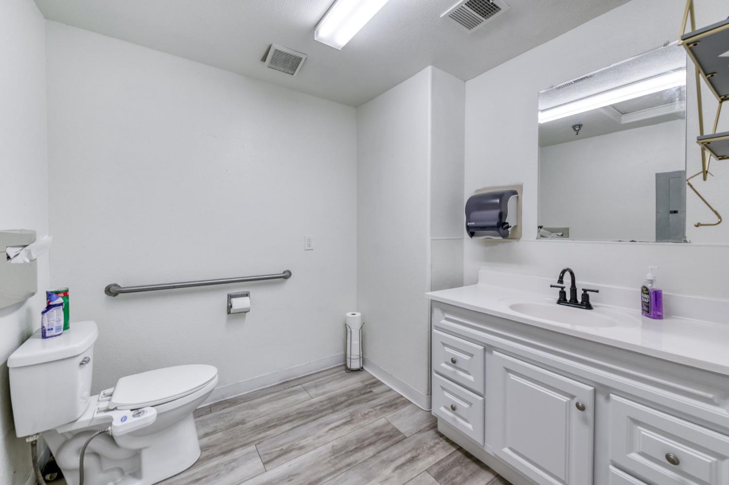 90 E Magill Ave, Fresno, CA 93710