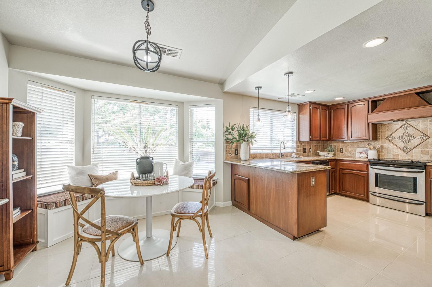 1170 N Homsy Ave, Clovis, CA 93611
