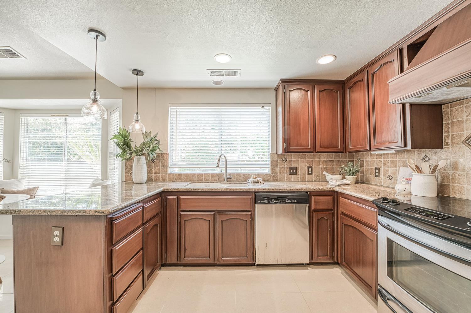 1170 N Homsy Ave, Clovis, CA 93611