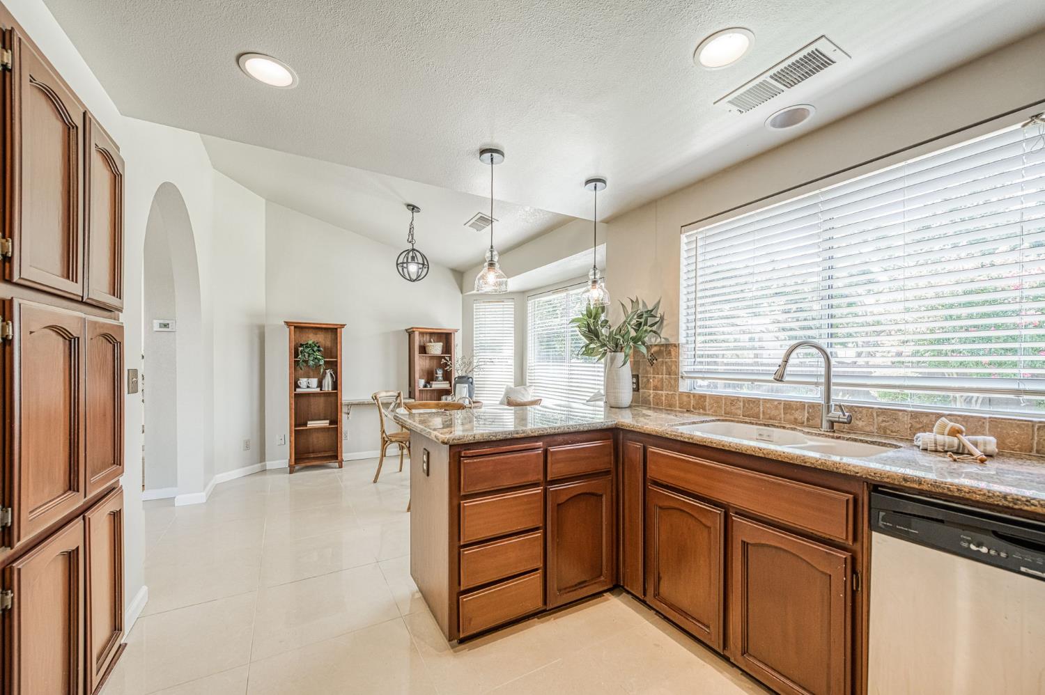 1170 N Homsy Ave, Clovis, CA 93611