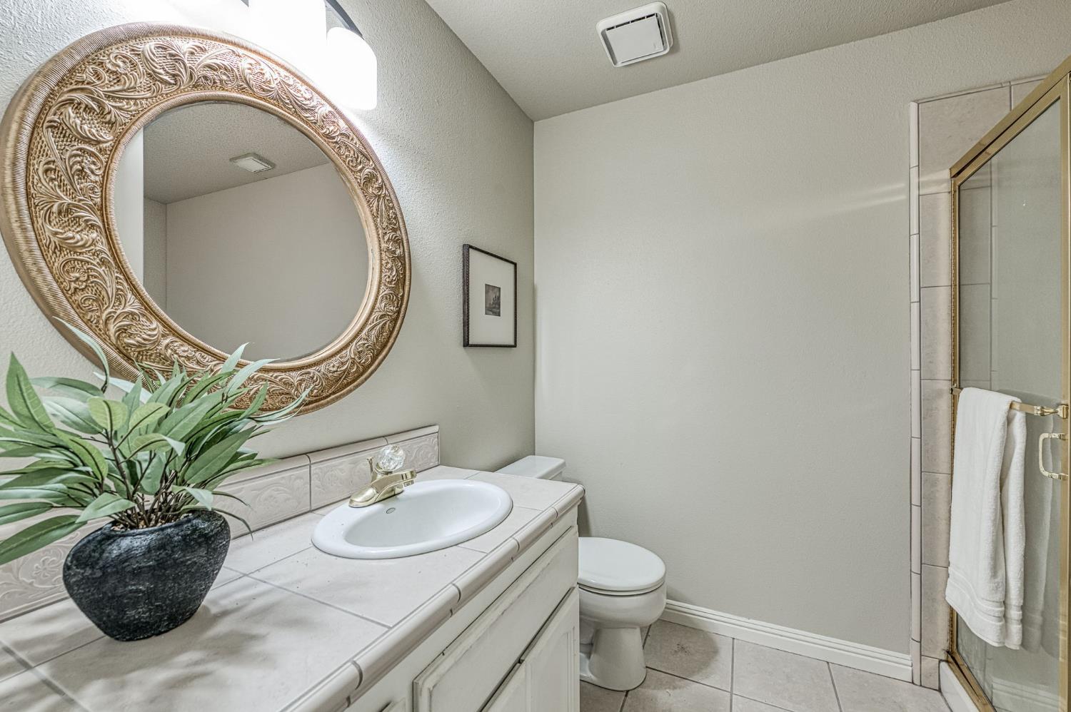 1170 N Homsy Ave, Clovis, CA 93611