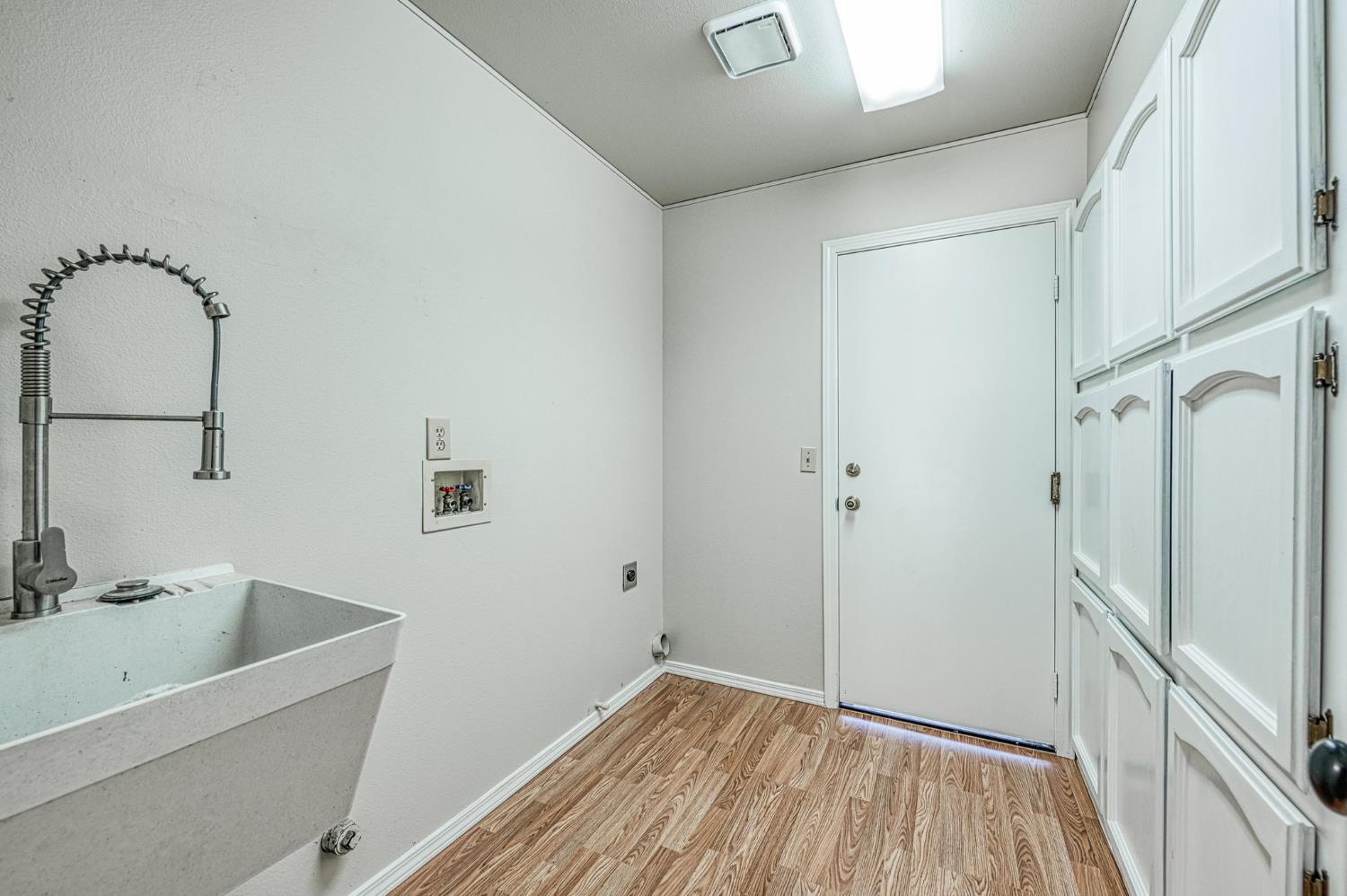 1170 N Homsy Ave, Clovis, CA 93611