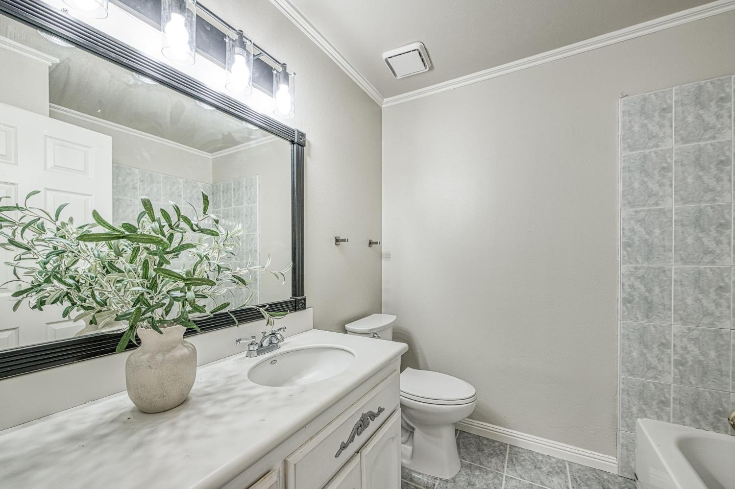 1170 N Homsy Ave, Clovis, CA 93611