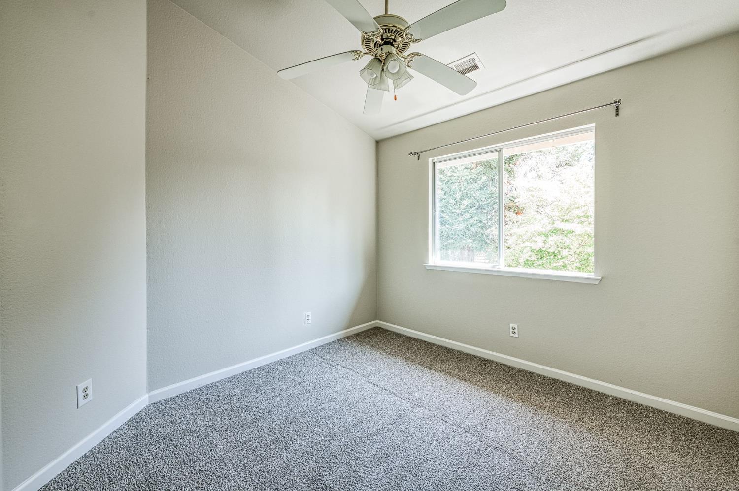 1170 N Homsy Ave, Clovis, CA 93611