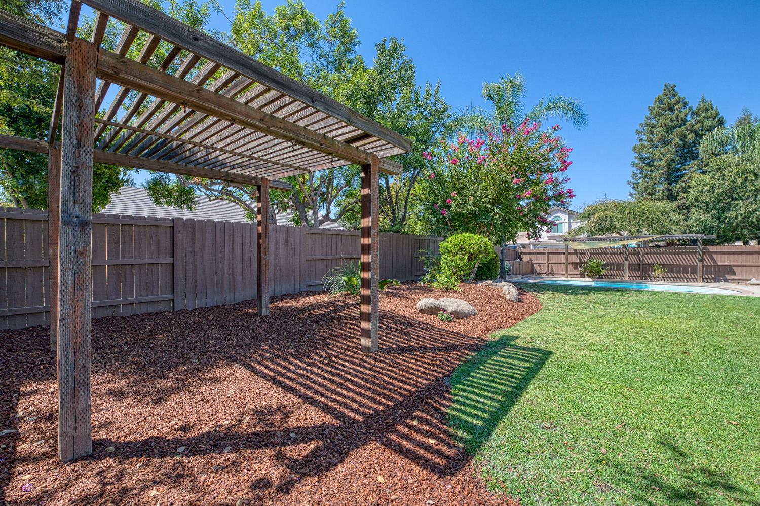 1170 N Homsy Ave, Clovis, CA 93611